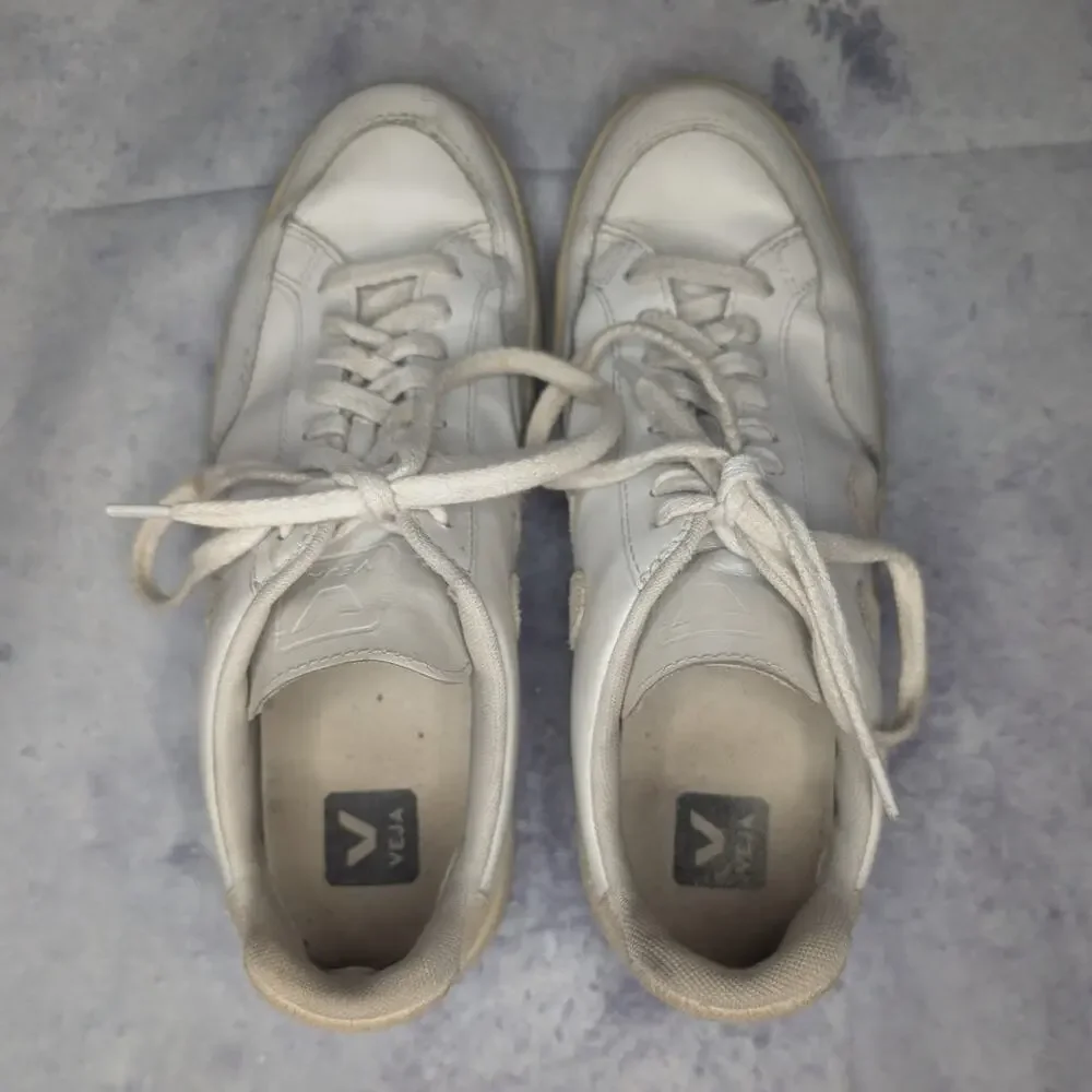 Veja V-12 Leather Low Top Lace Up Sneakers in White Sable, Size 9